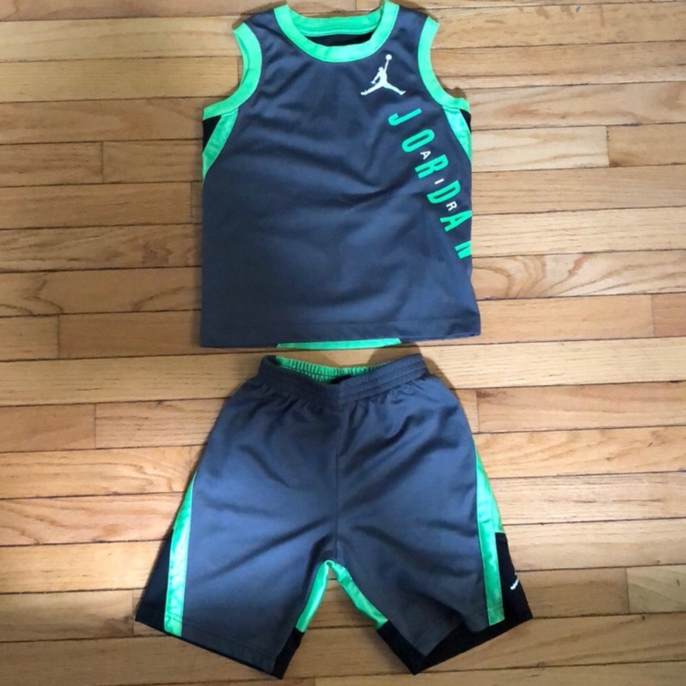 Boys Jordan short set. Gray + green. Like new.